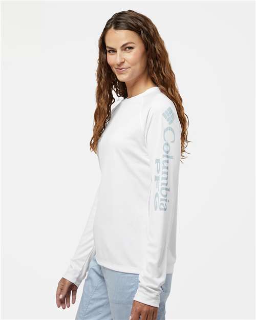 Columbia 212485 Women's PFG Tidal Tee II Long Sleeve - White/ Cirrus Grey - model side
