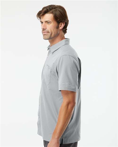 Columbia 212484 Men's PFG Slack Tide Camp Shirt - Cool Grey - model side