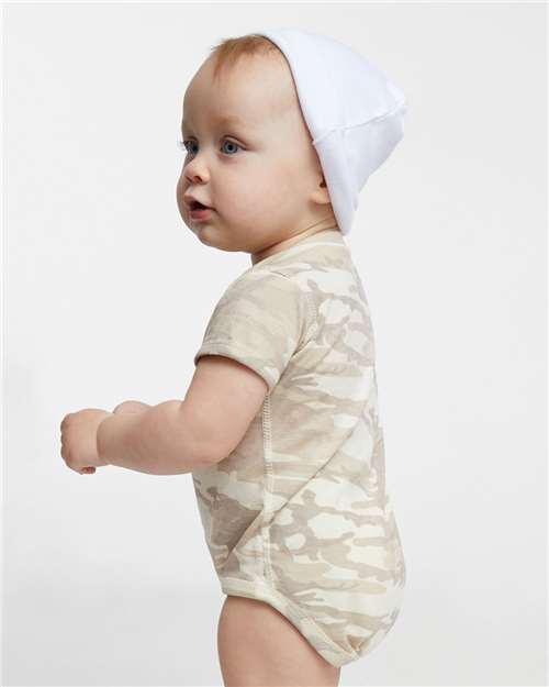 Rabbit Skins 4424 Infant Fine Jersey Bodysuit - Natural Camo - model side