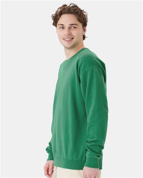 Hanes GDH400 Unisex Garment-Dyed Crewneck Sweatshirt - Rich Green Grass - model side