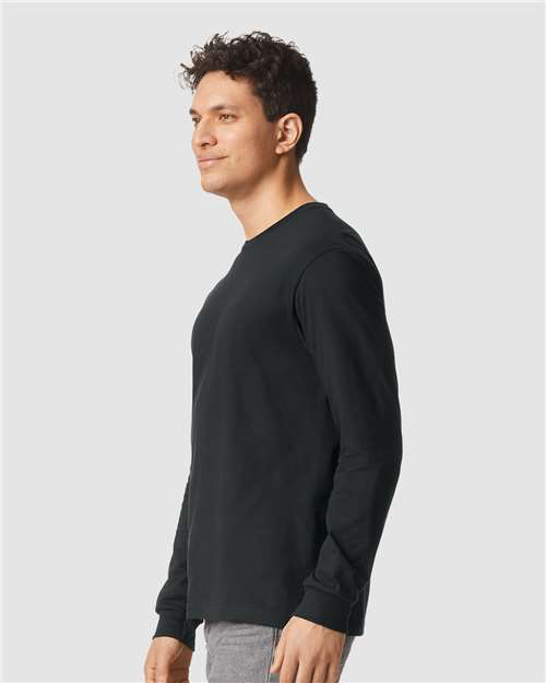 Gildan 64440CVC Unisex Softstyle CVC Long Sleeve T-Shirt - Pitch Black - model side