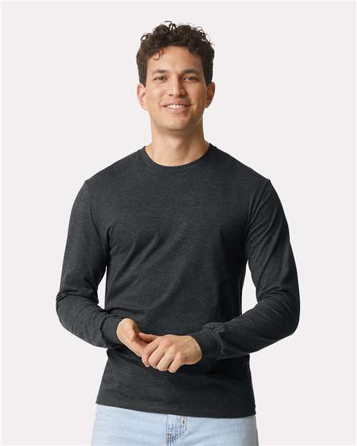 Gildan 64440CVC Unisex Softstyle CVC Long Sleeve T-Shirt - Pitch Black Mist - model front
