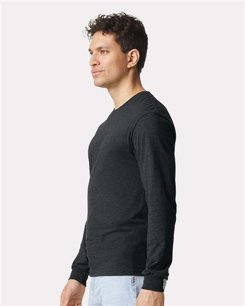 Gildan 64440CVC Unisex Softstyle CVC Long Sleeve T-Shirt - Pitch Black Mist - model side