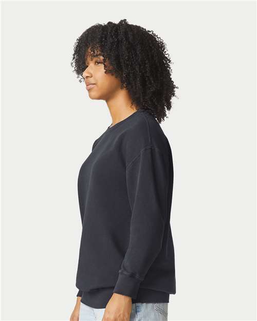 Comfort Colors 1466 Unisex Garment-Dyed Lightweight Crewneck Sweatshirt - Black - model side