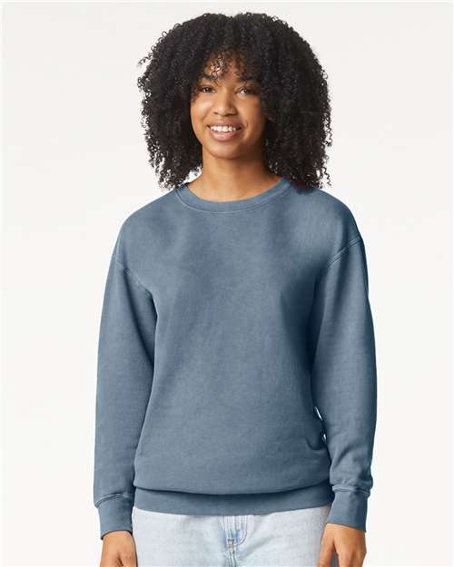 Comfort Colors 1466 Unisex Garment-Dyed Lightweight Crewneck Sweatshirt - Blue Jean - model front