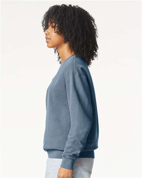 Comfort Colors 1466 Unisex Garment-Dyed Lightweight Crewneck Sweatshirt - Blue Jean - model side