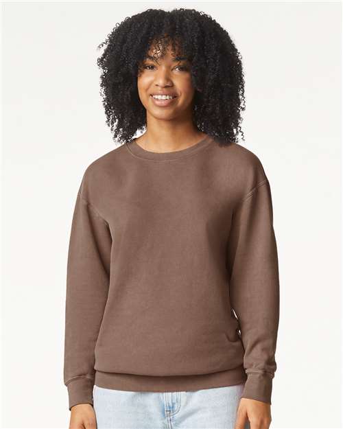 Comfort Colors 1466 Unisex Garment-Dyed Lightweight Crewneck Sweatshirt - Espresso - model front