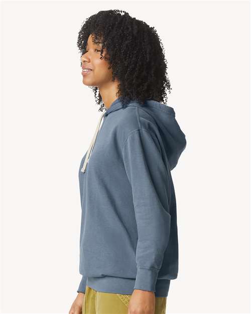 Comfort Colors 1467 Unisex Garment-Dyed Lightweight Hooded Sweatshirt - Blue Jean - model side