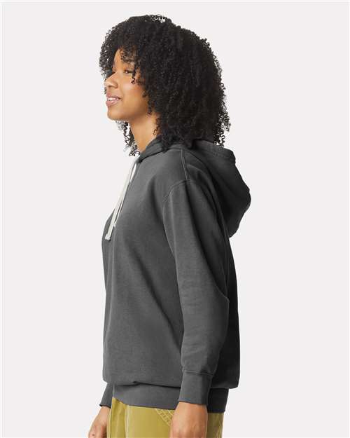 Comfort Colors 1467 Unisex Garment-Dyed Lightweight Hooded Sweatshirt - Pepper - model side