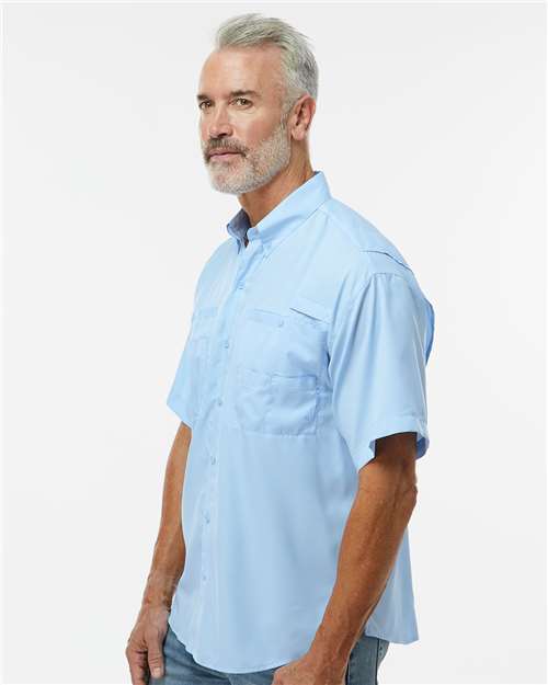 Paragon 700 Men's Hatteras Performance Short Sleeve Fishing Shirt - Blue Mist - model side