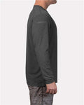 ANETIK MVLPRL8 Men's Low Pro Tech Long Sleeve T-Shirt - Charcoal Heathered - model side