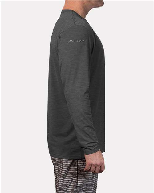 ANETIK MVLPRL8 Men's Low Pro Tech Long Sleeve T-Shirt - Charcoal Heathered - model side
