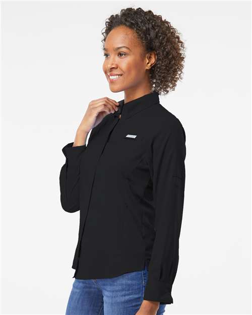 Columbia 212465 Women's PFG Tamiami II Shirt - Black - model side