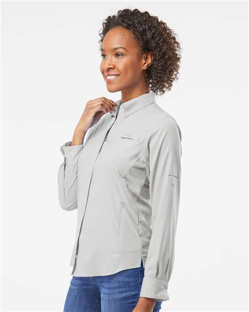 Columbia 212465 Women's PFG Tamiami II Shirt - Cool Grey - model side