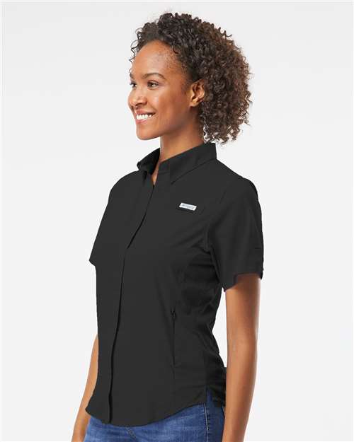 Columbia 212466 Women's PFG Tamiami II Short Sleeve Shirt - Black - model side