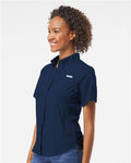 Columbia 212466 Women's PFG Tamiami II Short Sleeve Shirt - Collegiate Navy - model side