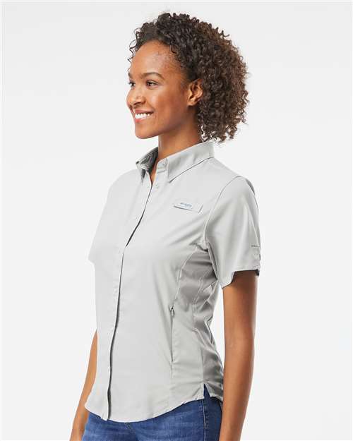 Columbia 212466 Women's PFG Tamiami II Short Sleeve Shirt - Cool Grey - model side