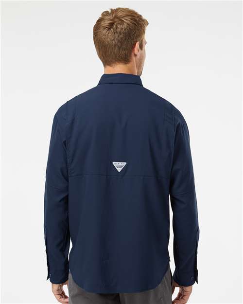 Columbia 212467 Men's PFG Tamiami II Shirt - Collegiate Navy - model back