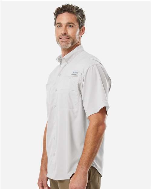 Columbia 212468 Men's PFG Tamiami II Short Sleeve Shirt - Cool Grey - model side