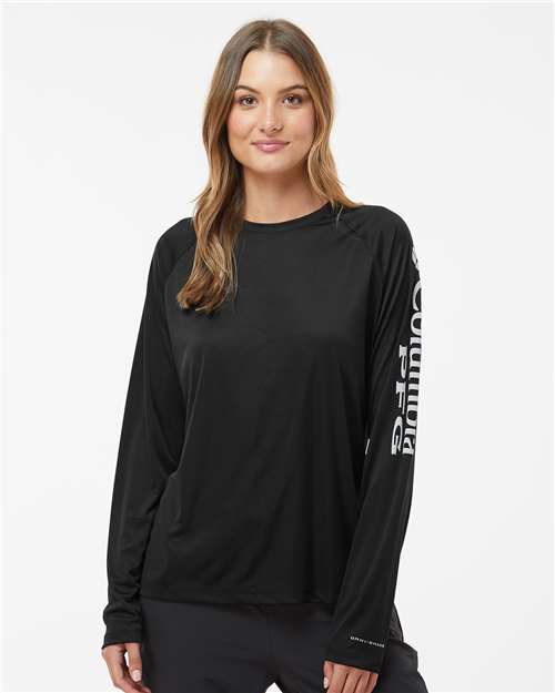 Columbia 212485 Women's PFG Tidal Tee II Long Sleeve - Black/ Cirrus Grey - model front