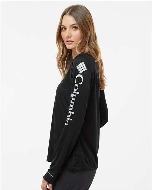 Columbia 212485 Women's PFG Tidal Tee II Long Sleeve - Black/ Cirrus Grey - model side