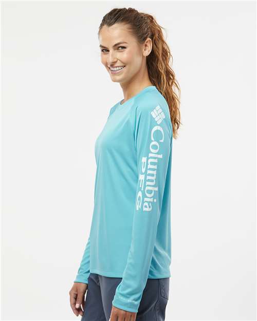 Columbia 212485 Women's PFG Tidal Tee II Long Sleeve - Clear Blue/ White - model side