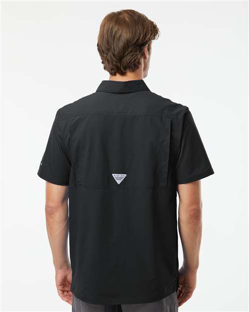 Columbia 212484 Men's PFG Slack Tide Camp Shirt - Black - model back