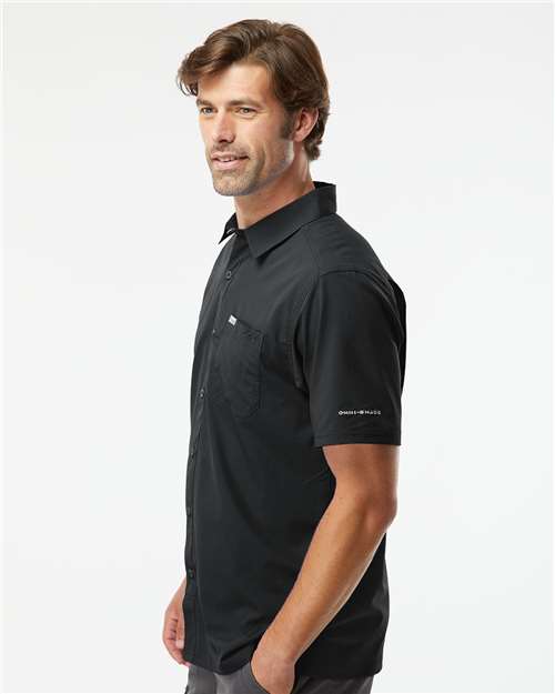Columbia 212484 Men's PFG Slack Tide Camp Shirt - Black - model side