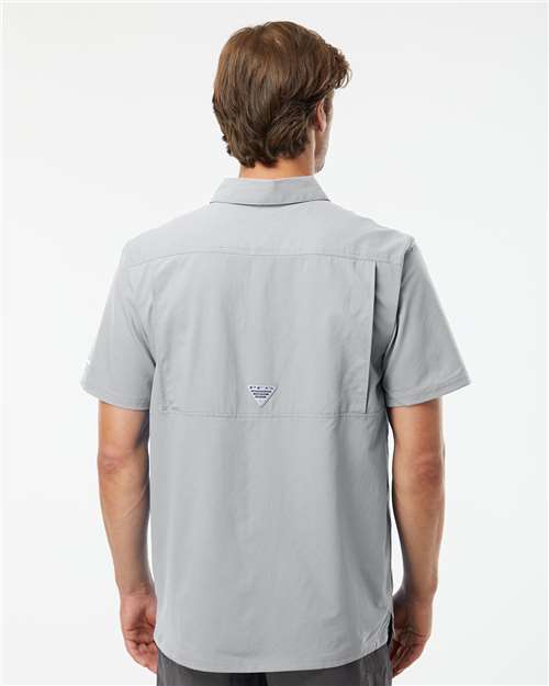 Columbia 212484 Men's PFG Slack Tide Camp Shirt - Cool Grey - model back
