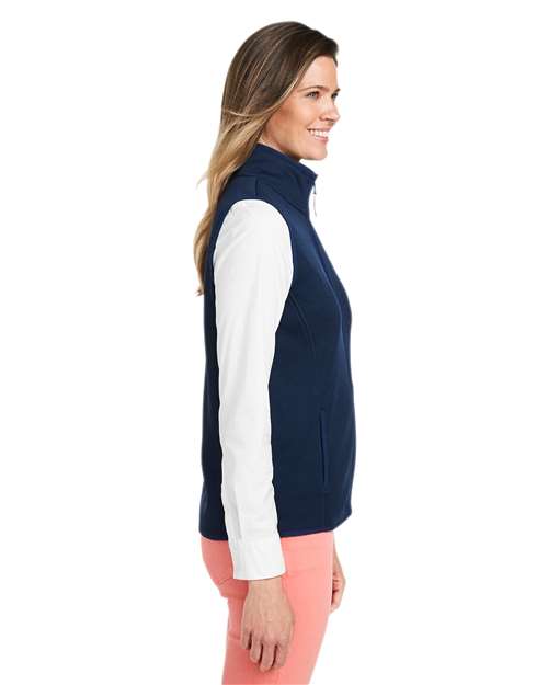 vineyard vines O001411 Women's Mountain Sweater Fleece Vest - Vineyard Navy - model side