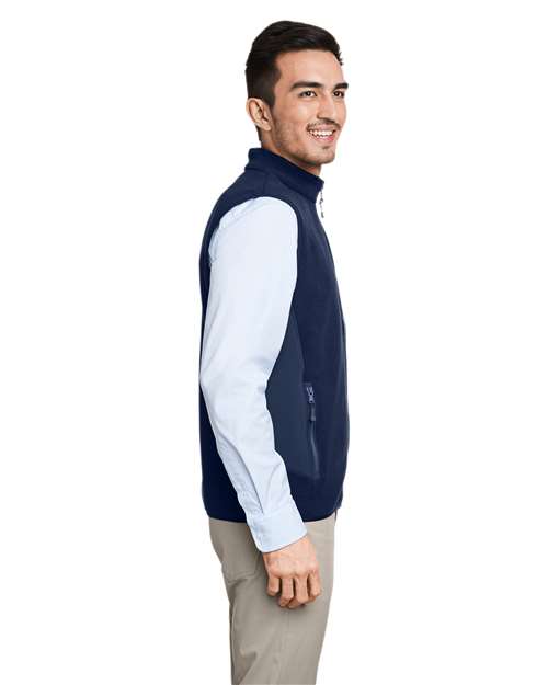 vineyard vines O001401 Men's Harbor Fleece Vest - Vineyard Navy - model side