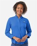 Columbia 212465 Women's PFG Tamiami II Shirt - Vivid Blue - model front