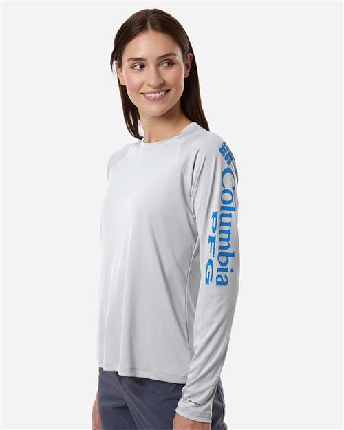 Columbia 212485 Women's PFG Tidal Tee II Long Sleeve - Cool Grey/ Vivid Blue - model side