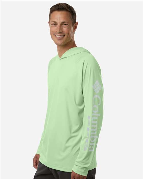 Columbia 212482 Men's PFG Terminal Tackle Hooded Long Sleeve T-Shirt - Key West/ Cool Grey - model side