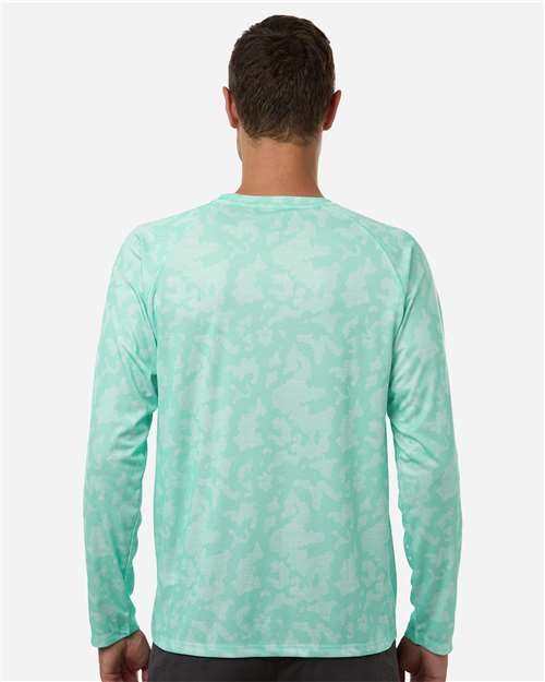 HUK H12L0017 Men's Lopro Running Lakes Long Sleeve T-Shirt - Beach Glass - model back