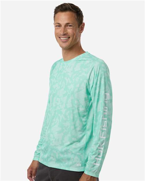HUK H12L0017 Men's Lopro Running Lakes Long Sleeve T-Shirt - Beach Glass - model side