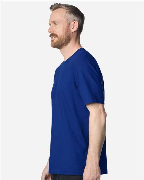 Gildan 64000 Softstyle T-Shirt - Fan Deep Royal - model side