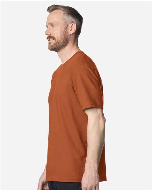 Gildan 64000 Softstyle T-Shirt - Fan Texas Orange - model side