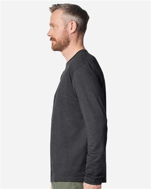 Gildan 64400 Unisex Softstyle Long Sleeve T-Shirt - Heather Dark Grey - model side
