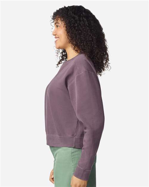 Comfort Colors 1566L Women's Garment-Dyed Mid-Length Crewneck Sweatshirt - Dusk - model side