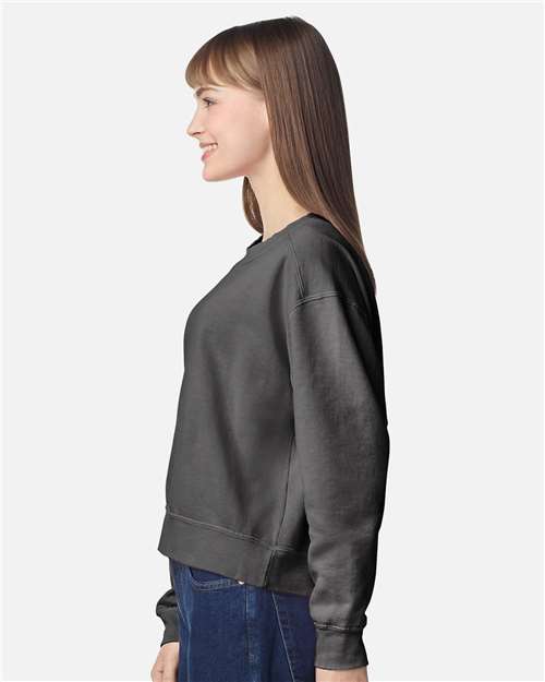 Comfort Colors 1566L Women's Garment-Dyed Mid-Length Crewneck Sweatshirt - Pepper - model side
