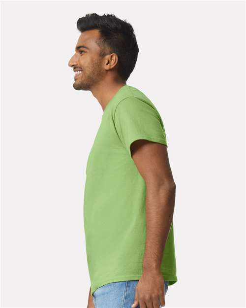 Gildan 2000 Ultra Cotton T-Shirt - Kiwi - model side
