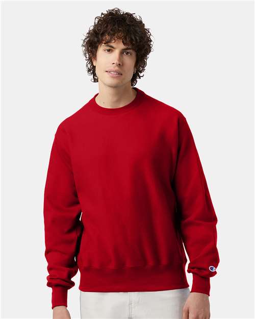 Champion S149 Unisex Reverse Weave Crewneck Sweatshirt - Scarlet - model front