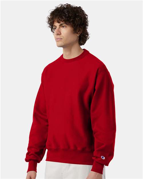 Champion S149 Unisex Reverse Weave Crewneck Sweatshirt - Scarlet - model side