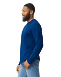 Gildan 64400 Unisex Softstyle Long Sleeve T-Shirt - Navy - model side