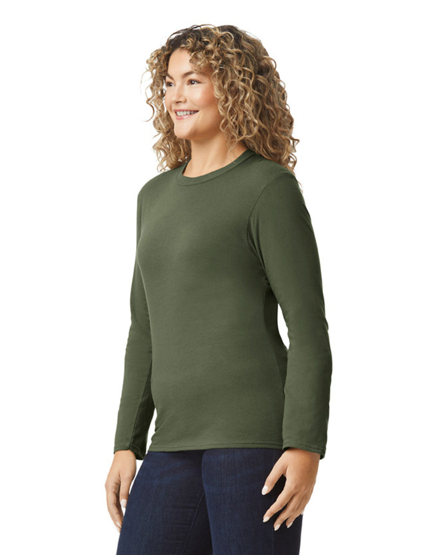 Gildan 64400 Unisex Softstyle Long Sleeve T-Shirt - Military Green - model side