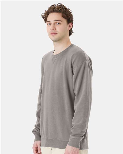 Hanes GDH400 Unisex Garment-Dyed Crewneck Sweatshirt - Concrete Grey - model side