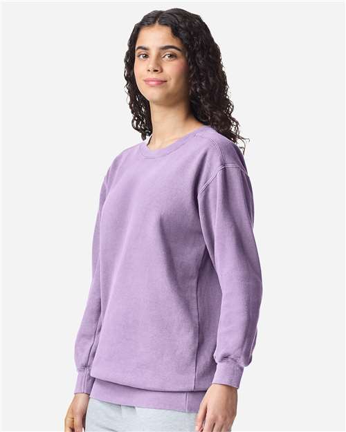 Comfort Colors 1566 Unisex Garment-Dyed Crewneck Sweatshirt - Orchid - model side