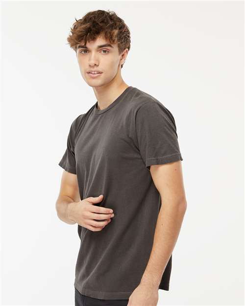 M&O 6500M Unisex Vintage Garment-Dyed T-Shirt - Charcoal - model side
