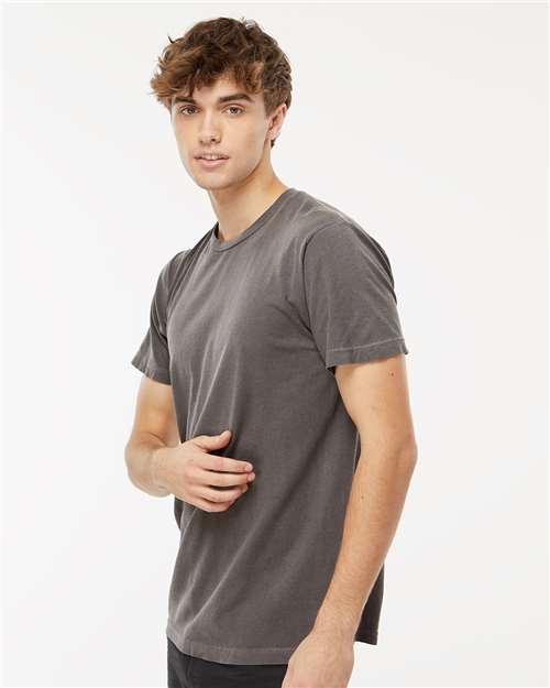 M&O 6500M Unisex Vintage Garment-Dyed T-Shirt - Pepper - model side